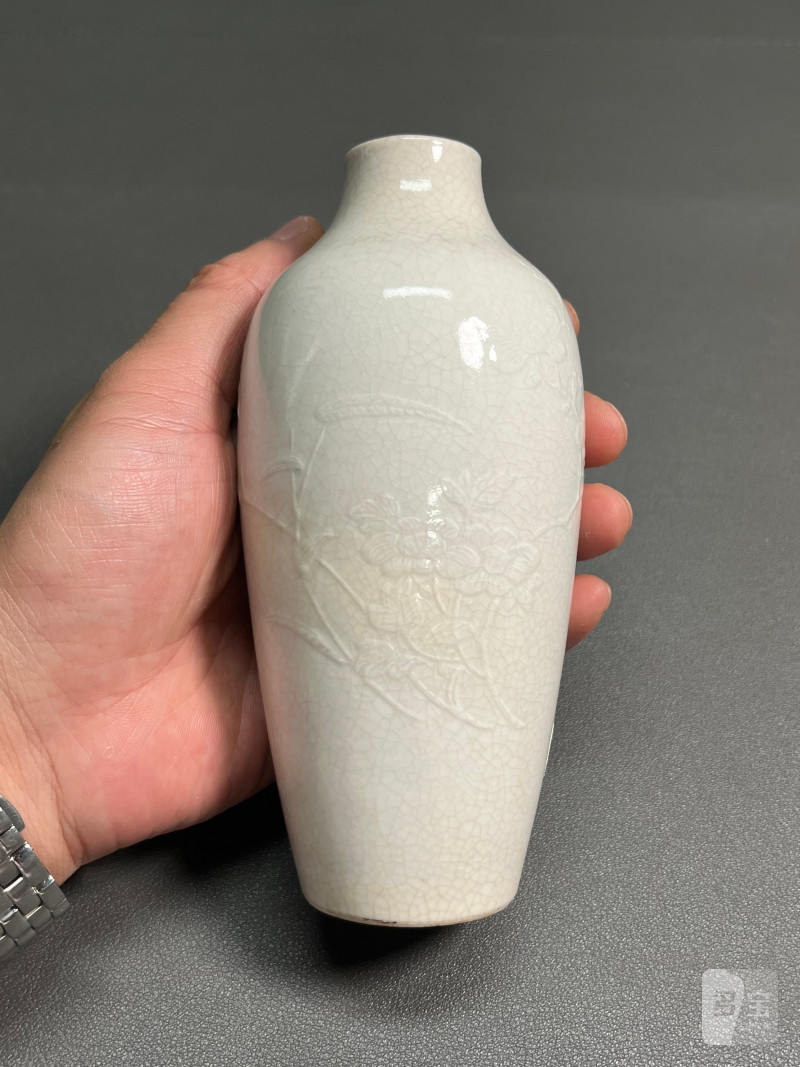 清乾隆  白釉模印折枝花卉纹莱菔尊 - 图2